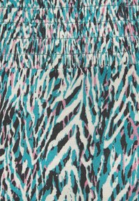 Daudzkrāsains audums ar melnu, rozā un tirkīzzilu abstraktu rakstu, ar strukturētu audumu un savilkumu augšējā malā.