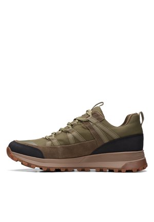 Zapatilla deportiva verde y marrón con parte superior texturizada, suela de goma y punta reforzada. Cuenta con cordones elásticos y un collar acolchado.