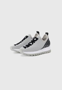 Szare dziane sneakersy slip-on z czarnymi detalami logo, oraz białą, amortyzującą podeszwą środkową i teksturowaną, szaro-zimową podeszwą z zigzagowym wzorem.