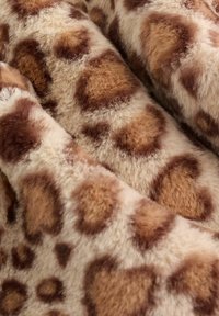 Faux fur cu un model de leopard în nuanțe calde de maro și crem. Textură moale cu pete rotunjite și un aspect pufoș.
