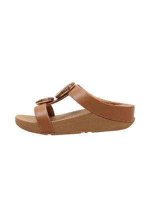 Sandale compensée marron avec deux larges brides, chacune avec une grande boucle ronde en écaille, et une semelle rembourrée.