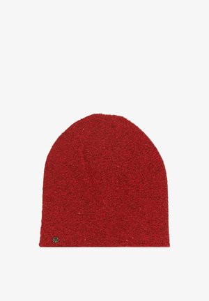 Bonnet en tricot rouge avec une texture lisse et un léger éclat, présentant un sommet arrondi et une petite étiquette logo à la base.