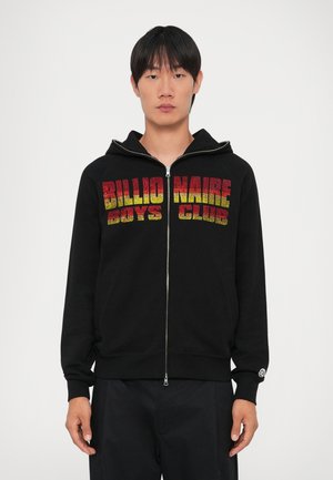 Fleece com fecho na frente, na cor preta, e logotipo frontal com a inscrição "BILLIONAIRE BOYS CLUB" em degradê de vermelho e amarelo. Inclui punhos canelados e bolsos canguru.