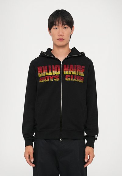Schwarze Zip-Hoodie mit Frontlogo, das "BILLIONAIRE BOYS CLUB" in einem Farbverlauf von Rot und Gelb zeigt. Mit gerippten Bündchen und Kängurutaschen.