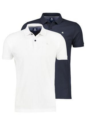 To herre-poloer, den ene hvid og den anden marineblå, begge med korte ærmer, kraver og knaplukning, vist overlappende.