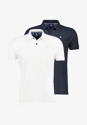 Zwei Herren-Poloshirts, eines weiß und eines marineblau, beide mit kurzen Ärmeln, Kragen und Knopfleisten, überlappend dargestellt.