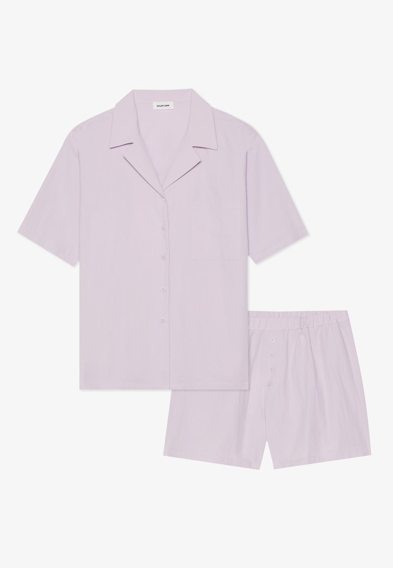 Lila Kurzarm-Pyjama-Set mit einem kragenförmigen Oberteil, das eine Brusttasche und eine Knopfleiste hat; die Shorts besitzen einen elastischen Bund und einen Knopf-Detail.