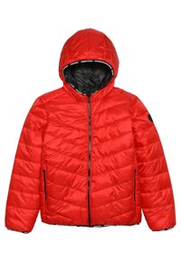 Chaqueta de plumas roja brillante con capucha, cremallera negra, bolsillos laterales y un parche circular negro en la manga izquierda, dispuesta plana.