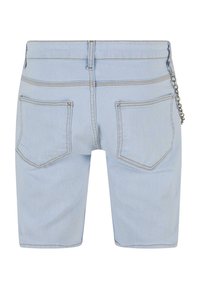 Pantalones cortos de mezclilla de color azul claro con un diseño clásico, que cuentan con dos bolsillos traseros, costuras en contraste y un detalle de cadena en el lado.