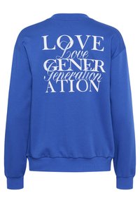 Sweatshirt bleu avec le texte superposé en blanc "LOVE" et "Love Generation" dans différentes polices et tailles au dos.