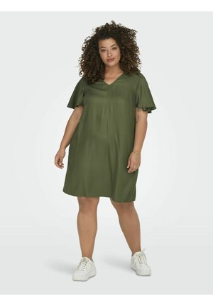 Robe vert olive avec un col en V et des manches courtes à volants. Tissu lisse, coupe décontractée, et ourlet aux genoux. Associée à des baskets blanches.