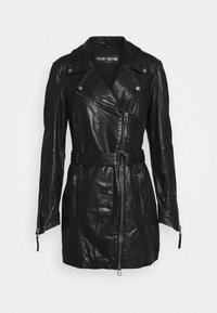 Czarna skórzana kurtka z pasem w talii, asymetrycznym zapięciem z przodu, kieszeniami zapinanymi na zamek i kołnierzem z klapami. Gładka tekstura z dopasowaną sylwetką.