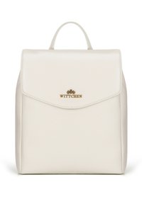 Bílý kožený batoh s texturovaným povrchem, sklápěcí klopou a zlatým logem umístěným uprostřed. Obsahuje horní ucho pro nošení.