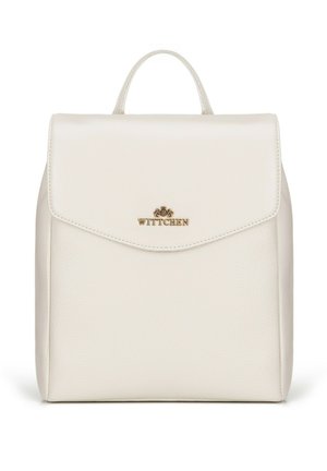 Zaino bianco in pelle con finitura testurizzata, patta pieghevole e accento con logo dorato al centro. Include una maniglia superiore per il trasporto.