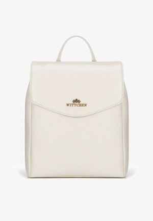 Sac à dos en cuir blanc avec une finition texturée, rabat pliable et accent logo doré au centre. Comprend une poignée supérieure pour le transport.