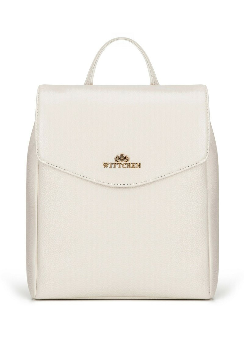 Bílý kožený batoh s texturovaným povrchem, sklápěcí klopou a zlatým logem umístěným uprostřed. Obsahuje horní ucho pro nošení.