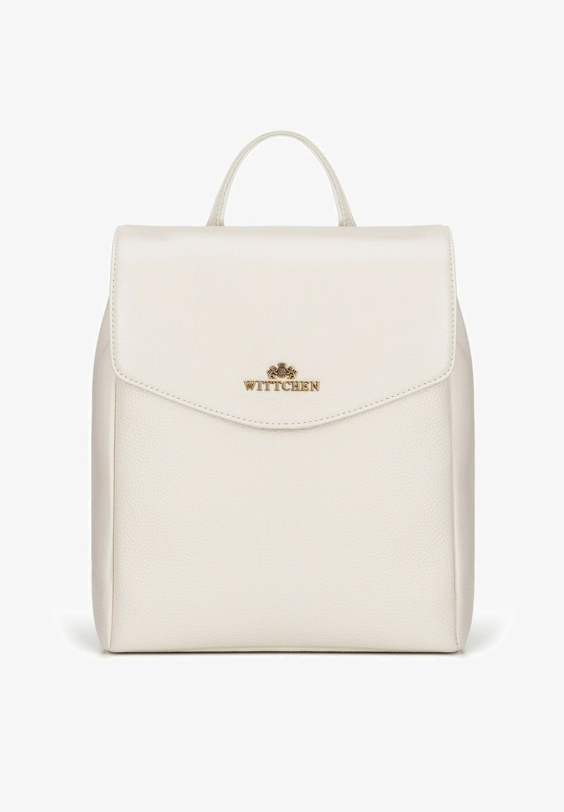 Bílý kožený batoh s texturovaným povrchem, sklápěcí klopou a zlatým logem umístěným uprostřed. Obsahuje horní ucho pro nošení.