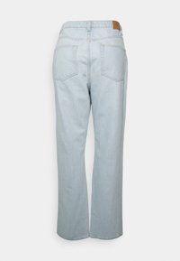 Jeans de cintura alta, de perna larga, de tom azul claro, com dois bolsos traseiros e um retalho de couro na cinta. Textura de denim suave.