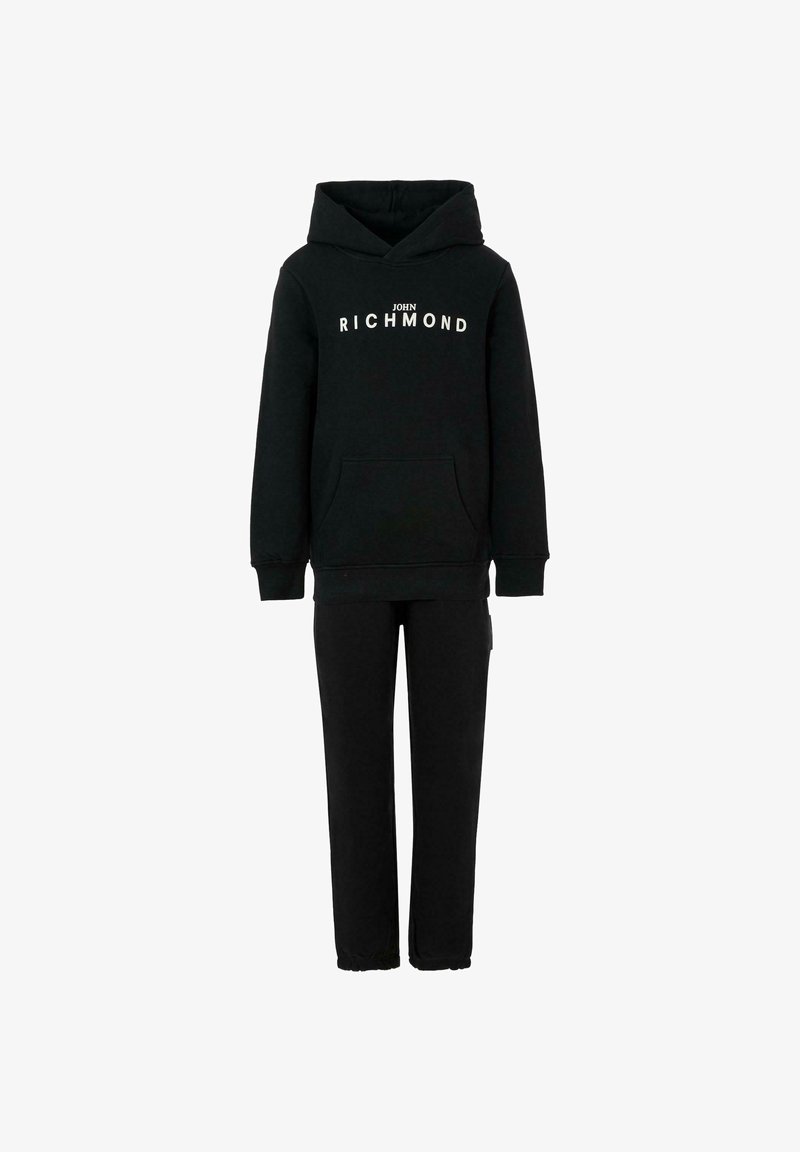 Czarny komplet z bluzą na kaptur i dresami. Bluza posiada kieszeń z przodu oraz biały tekst logo. Miękka tkanina, luźny krój, ściągacze u rękawów i w pasie.