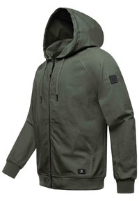 Olivinės žalios spalvos zip-up gobtuvinė striukė su gobtuvu, dviem šoninėmis kišenėmis, susitraukiančiomis rankovėmis ir juodu logotipo pleistru ant kairiojo rankovės. Lygus audinio paviršius.