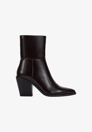 Botas de tobillo de cuero marrón oscuro con puntera afilada, textura suave y un tacón grueso que presenta un detalle de ribetes verticales.