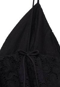 Top senza maniche nero con scollatura triangolare, tessuto testurizzato con ricami floreali e cordino regolabile sul davanti.