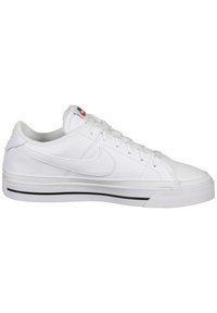 Bílé kožené tenisky s nízkým designem, se strukturovaným povrchem, černými akcenty na podešvi a logem na jazyku.