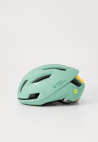 Casque de vélo vert avec un design aérodynamique, de multiples aérations, la technologie MIPS, et un accent jaune réglable à l'arrière pour un ajustement optimal.