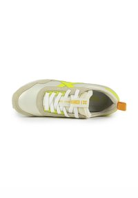 Baskets beiges avec des accents jaunes, en daim texturé et cuir lisse, lacets blancs, doublure en mesh et une poignée orange au talon.