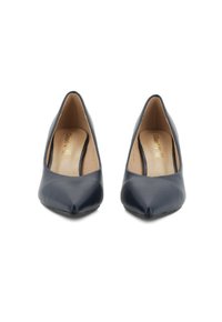 Decolleté blu navy con punta appuntita, esterno in pelle liscia e design con lato aperto, caratterizzate da un branding interno discreto.