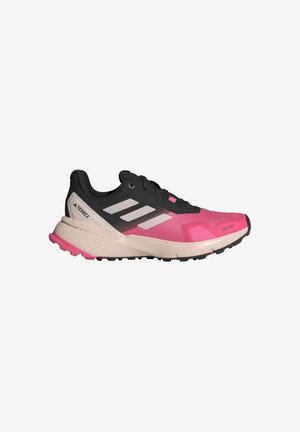 Zapatilla deportiva negra y rosa con parte superior texturizada, tres franjas blancas, suela acolchada y una banda de rodadura resistente para tracción en exteriores.