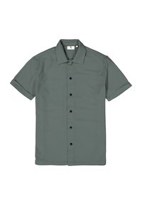 Camisa de manga corta, con botones, en tejido verde oscuro con un acabado texturizado, que presenta un collar puntiagudo y botones negros en el frente.