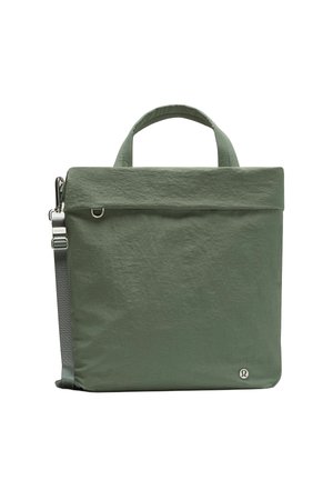 Borsa tote rettangolare verde con manico superiore, tracolla regolabile e piccolo logo del marchio argentato nell'angolo inferiore.