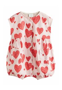 Vörös, szívmintás overál világos rózsaszín és fehér csíkos mintázattal, rövid ujjakkal, kerek nyakkivágással és két elülső zsebbel.