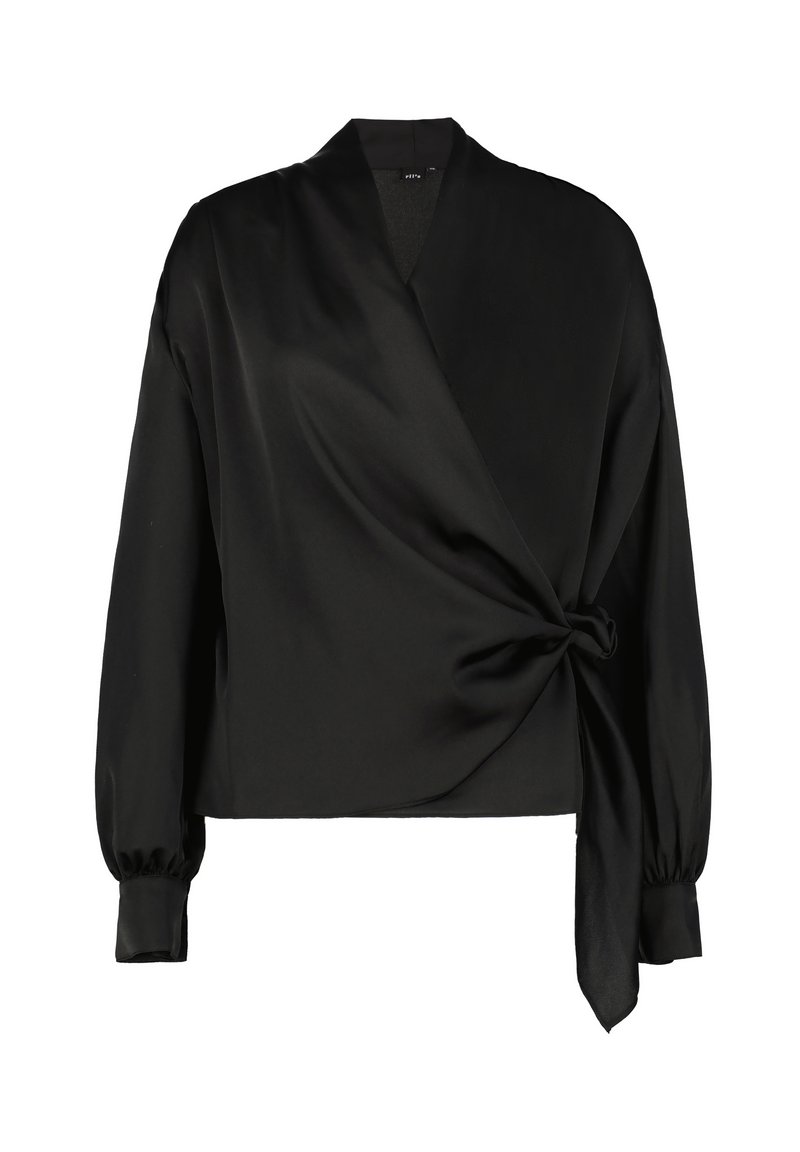 Schwarze Wickelbluse mit langen Ärmeln, aus glattem Satinmaterial gefertigt. Sie hat ein gebundenes Detail an der Seite und einen Bandlerkragen.