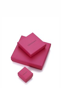 Trzy różowe pudełka prezentowe o matowym wykończeniu, z nazwą marki "YOKOAMII" wydrukowaną na górnym pudełku w czarnym kolorze. Rozmiary różnią się, ułożone w stos.