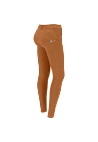 Leggings marroni aderenti con cuciture a contrasto, tasche curve e una patch del logo. Realizzati in materiale elastico per comfort e vestibilità.