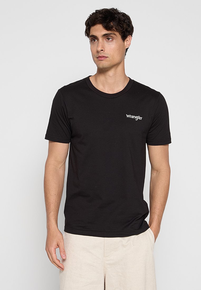 T-shirt in cotone nero con scollatura rotonda e maniche corte. Presenta un piccolo logo bianco "Wrangler" sul lato sinistro del petto.