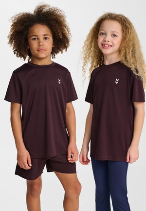 Mørkerøde atletik T-shirts med korte ærmer, forsynet med et hvidt logo på brystet. Et barn har matchende shorts på; det andet barn har mørkeblå bukser på.