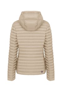 Beige gewatteerde jas met capuchon, voorzien van horizontale doorgestikte banen, elastische manchetten en een klein logo bij de zoom aan de linkerkant.