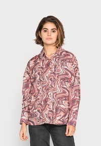 Camisa de mangas longas em padrão espiral rosa e castanho, feita de tecido suave; possui um colarinho clássico e fecho dianteiro com botões.