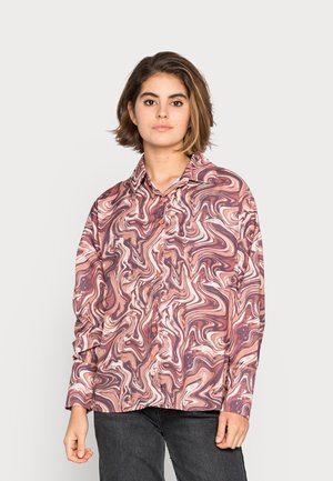Camisa de mangas longas em padrão espiral rosa e castanho, feita de tecido suave; possui um colarinho clássico e fecho dianteiro com botões.