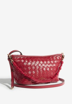 Geantă crossbody roșie din piele țesută, cu finisaj lucios, prevăzută cu o curea împletită, accesorii aurii și o formă curbată.