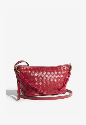 Punainen kudottu nahkainen olkalaukku kiiltävällä viimeistelyllä, jossa on punottu hihna, kultaiset metalliosat ja kaartuva muoto.