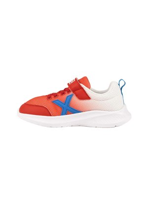 Zapatilla infantil roja y blanca con logo azul en el lateral, correa de velcro, cordones y suela blanca acolchada.