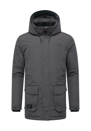 Parka isolata grigia con cappuccio staccabile, chiusura con zip, due grandi tasche frontali e un logo discreto. Tessuto liscio e resistente.