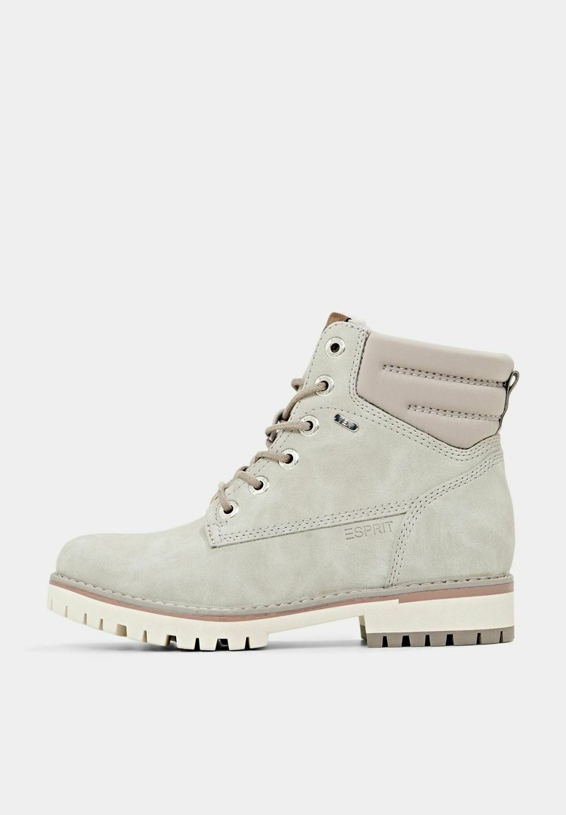 Stivaletti alla caviglia in suede grigio chiaro con design stringato, dettagli in beige a contrasto, punta rotonda e suola in gomma testurizzata. Logo impresso sul lato.
