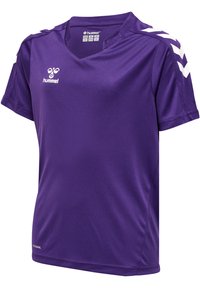 Lilla sportsjersey lavet af fugtabsorberende materiale. Har V-udskæring, korte ærmer og hvide chevron-detaljer på skuldrene.
