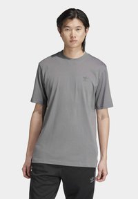 adidas Originals GFX  - Majica kratkih rukava s printom - grey four