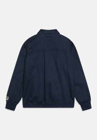 Granatowa kurtka wykonana z bawełny, z kołnierzykiem, elastycznymi mankietami i paskiem w talii, o prostym designie pleców i bez widocznych kieszeni.